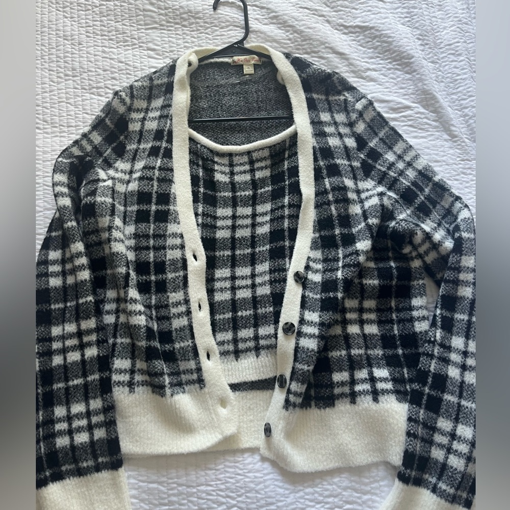 2 piece plaid print long sleeve and tank top. Black and white